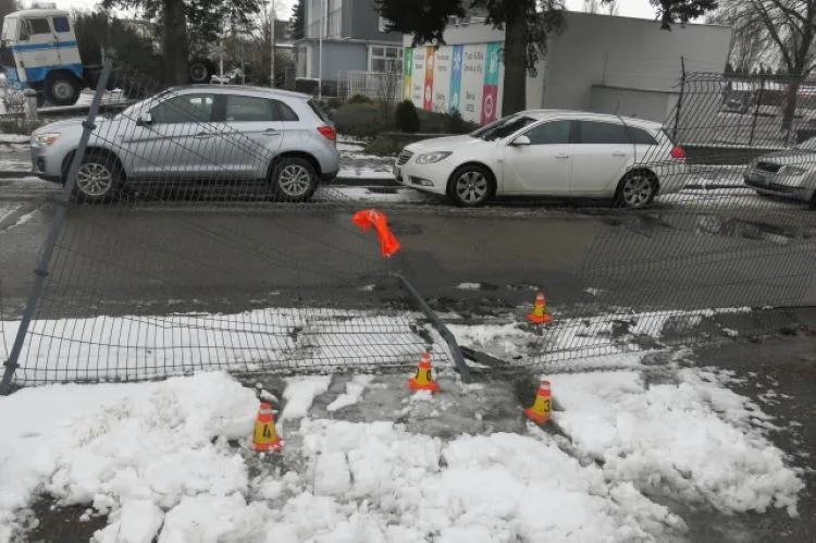 Namol opilý šedesátiletý řidič projel v Prostějově plotem a naboural stojící auto. Měl 3,5 promile