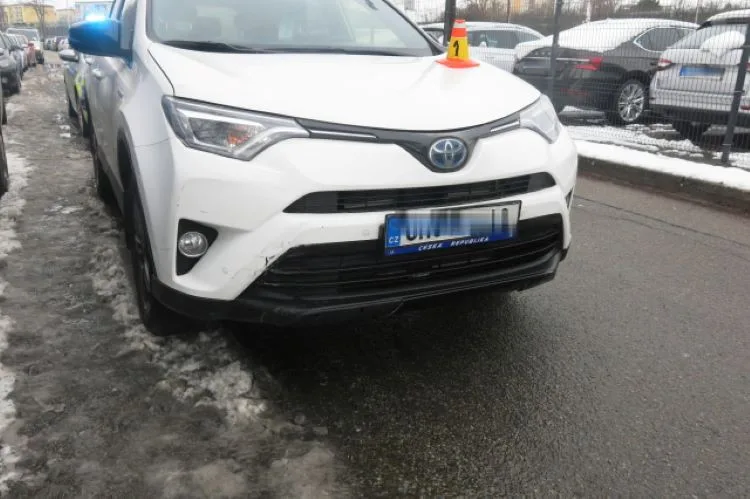 Namol opilý šedesátiletý řidič projel v Prostějově plotem a naboural stojící auto. Měl 3,5 promile