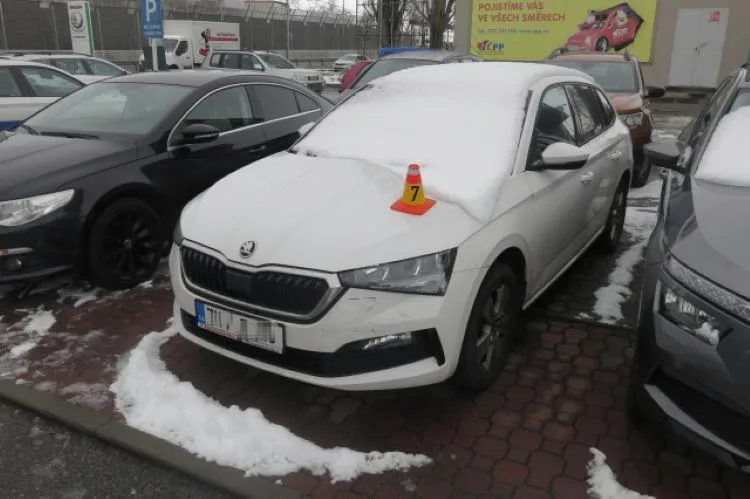Namol opilý šedesátiletý řidič projel v Prostějově plotem a naboural stojící auto. Měl 3,5 promile
