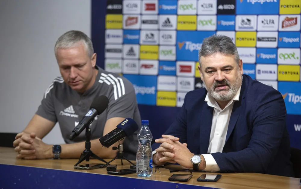 Tisková konference SK Sigma Olomouc. Vlevo trenér Václav Jílek, vedle něj sportovní manažer Ladislav Minář