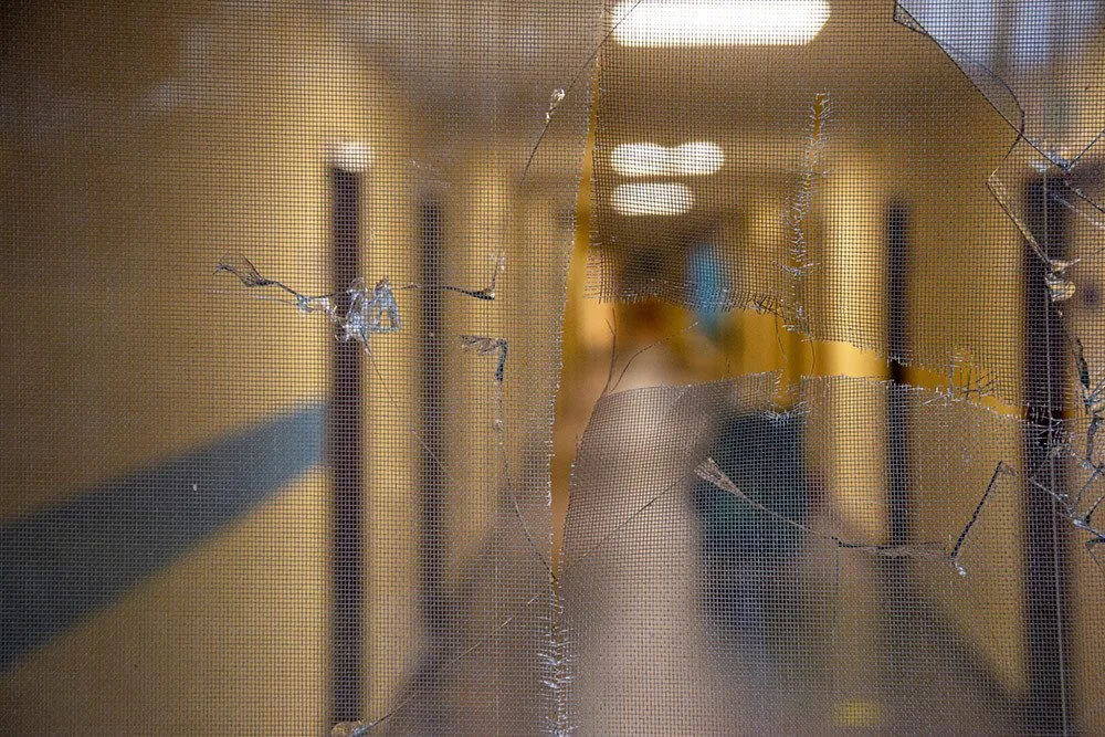Msta za odmítnuté ošetření zubů. Vandal rozbil okno na pohotovosti v Olomouci