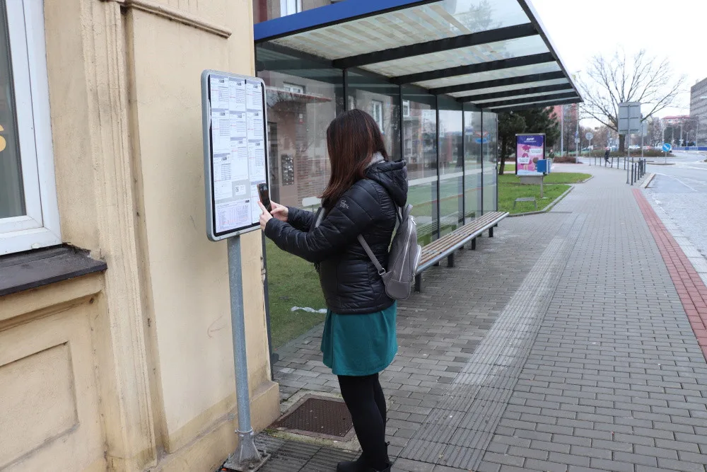 Seniory QR kódy na zastávkách neoslovily. Přerov plánuje digitální tabule