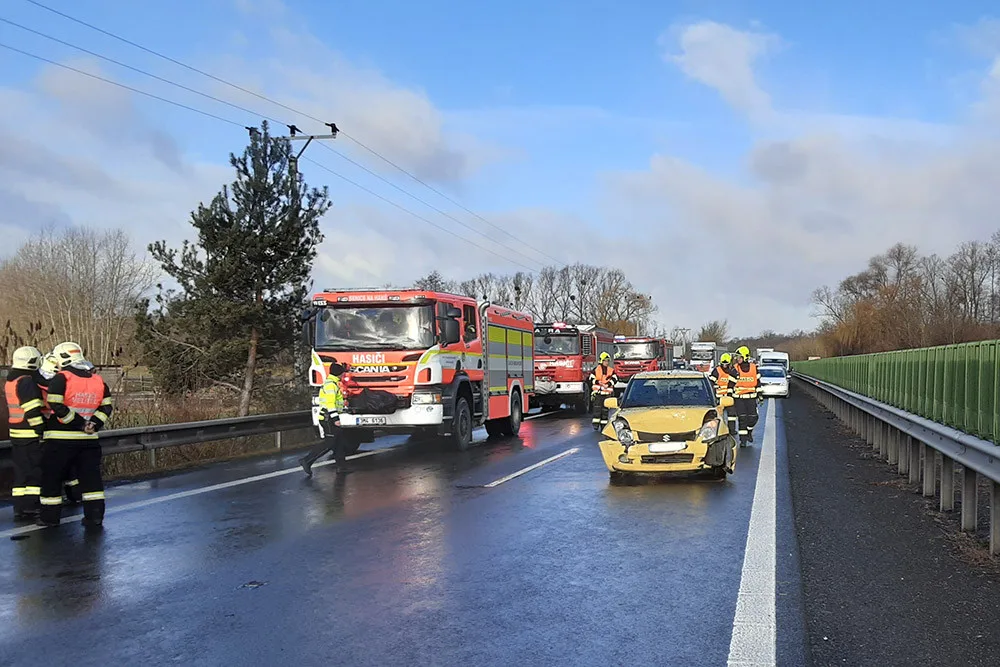 Dopravní nehody zastavily provoz na dálnici D35 u Litovle