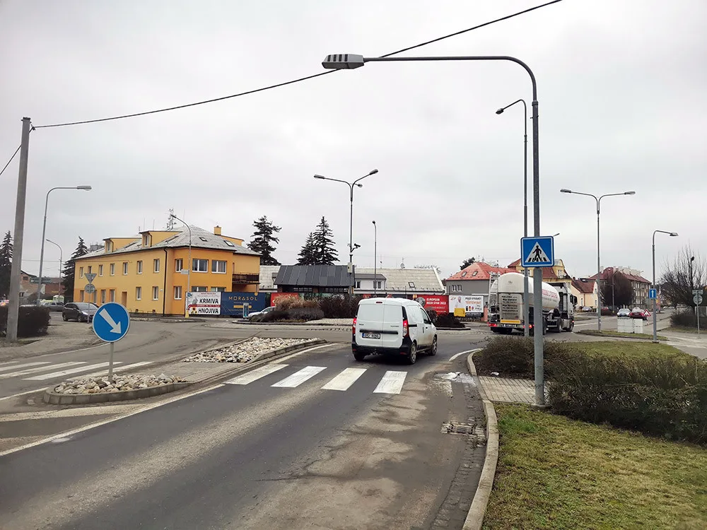 Kruhový objezd na příjezdu do Litovle od Olomouce
