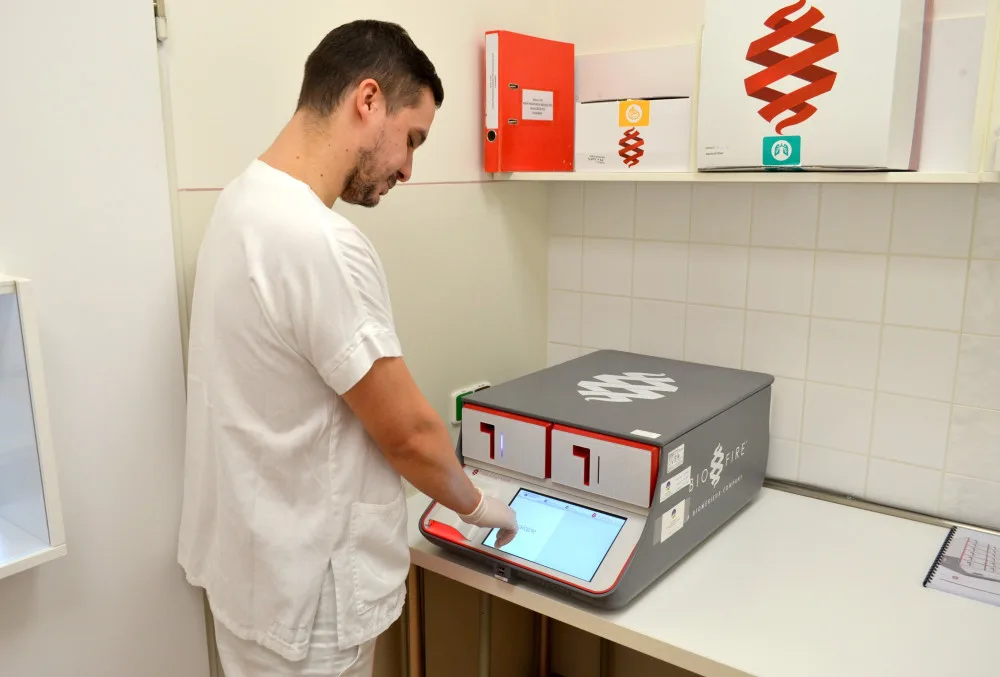 Laboratoř lékařské mikrobiologie v Nemocnici AGEL Prostějov získala významnou přístrojovou posilu v podobě unikátního automatického analyzátoru BioFire FilmArray