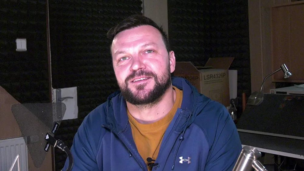 Tomáš Ujfaluši v dabingovém studiu