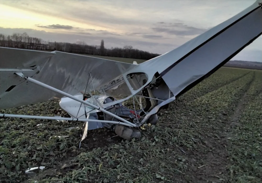 Letoun připravený ve Stichovicích ke startu odnesl poryv větru. Pilota museli vyprostit hasiči