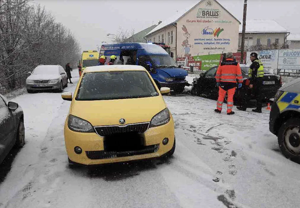Husté sněžení komplikuje dopravu. Nehoda zavřela silnici u Olomouce