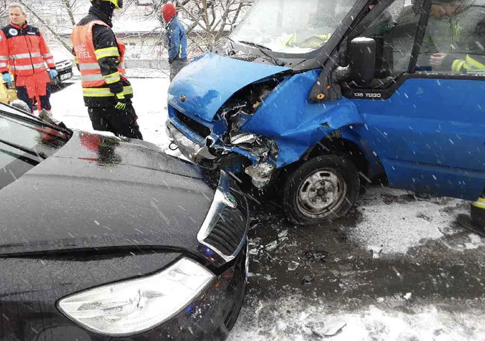 Husté sněžení komplikuje dopravu. Nehoda zavřela silnici u Olomouce