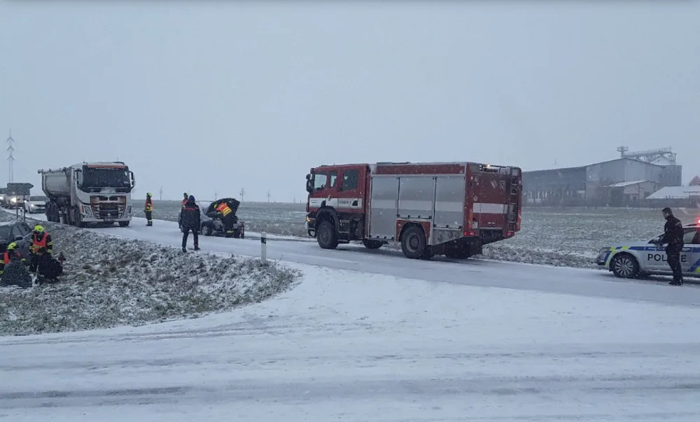 Husté sněžení komplikuje dopravu. Nehoda zavřela silnici u Olomouce