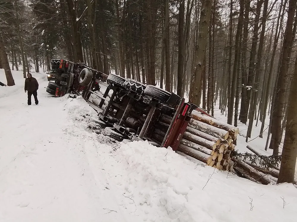 Husté sněžení komplikuje dopravu. Nehoda zavřela silnici u Olomouce