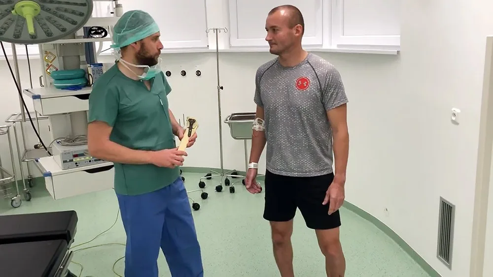 Ortoped specialista Jiří Lošťák při konzultaci s pacientem před podstoupením osteotomie