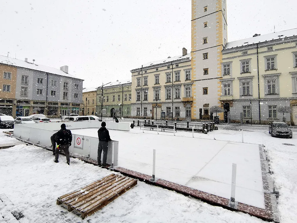 Instalace kluziště se syntetickým ledem na náměstí Přemysla Otakara v Litovli