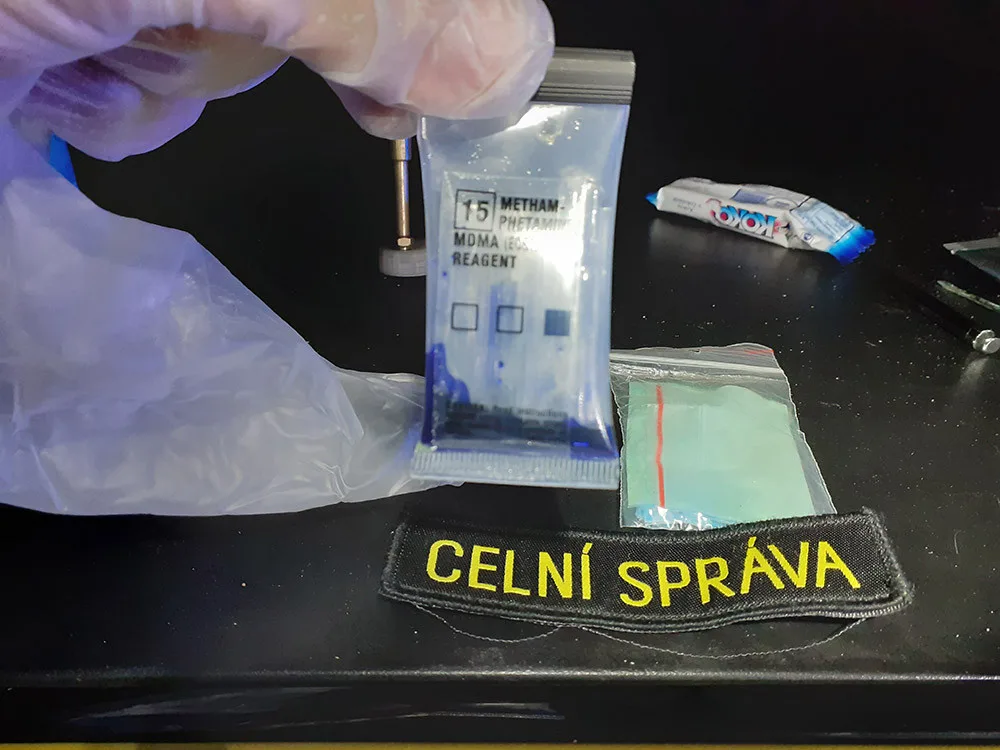 VIDEO: To jste tak nemocná, ptali se celníci. Dvojice vezla z Polska stovky tablet a injekční stříkačky