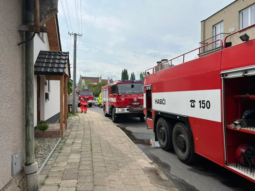 Zemřel senior, který se pokusil zavraždit svého vnuka. Zapálil dům v Lipníku nad Bečvou