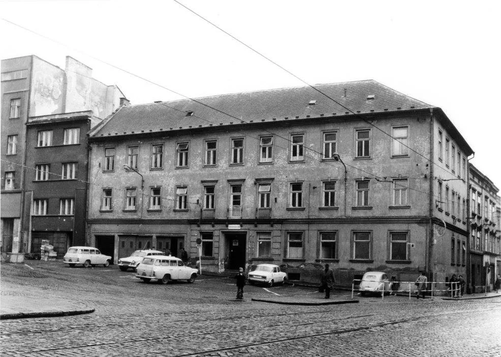 Červený kříž na ulici 8. května (60. léta 20. století)