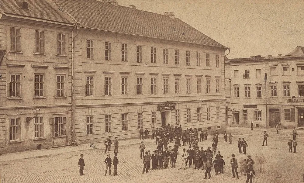 Chlapecká měšťanská škola na Mořickém nám. Foto S. Wasservogel, 1870-1900. (SOkA)