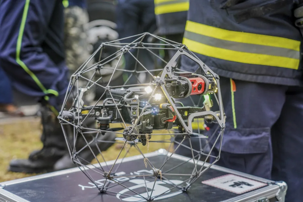 FOTOGALERIE: Hasiči hledali zavalené vojáky se speciálním dronem. U hranic proběhlo rozsáhlé cvičení