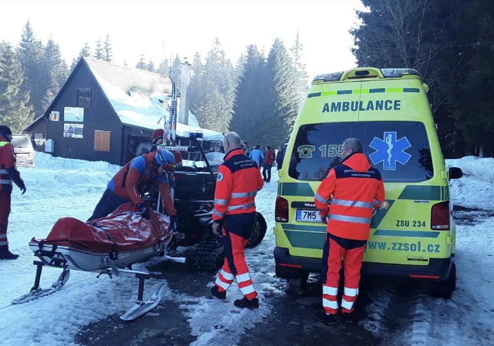 V lese poblíž Skřítku zkolaboval muž. Hasiči a záchranáři pro něho vyjeli na čtyřkolkách