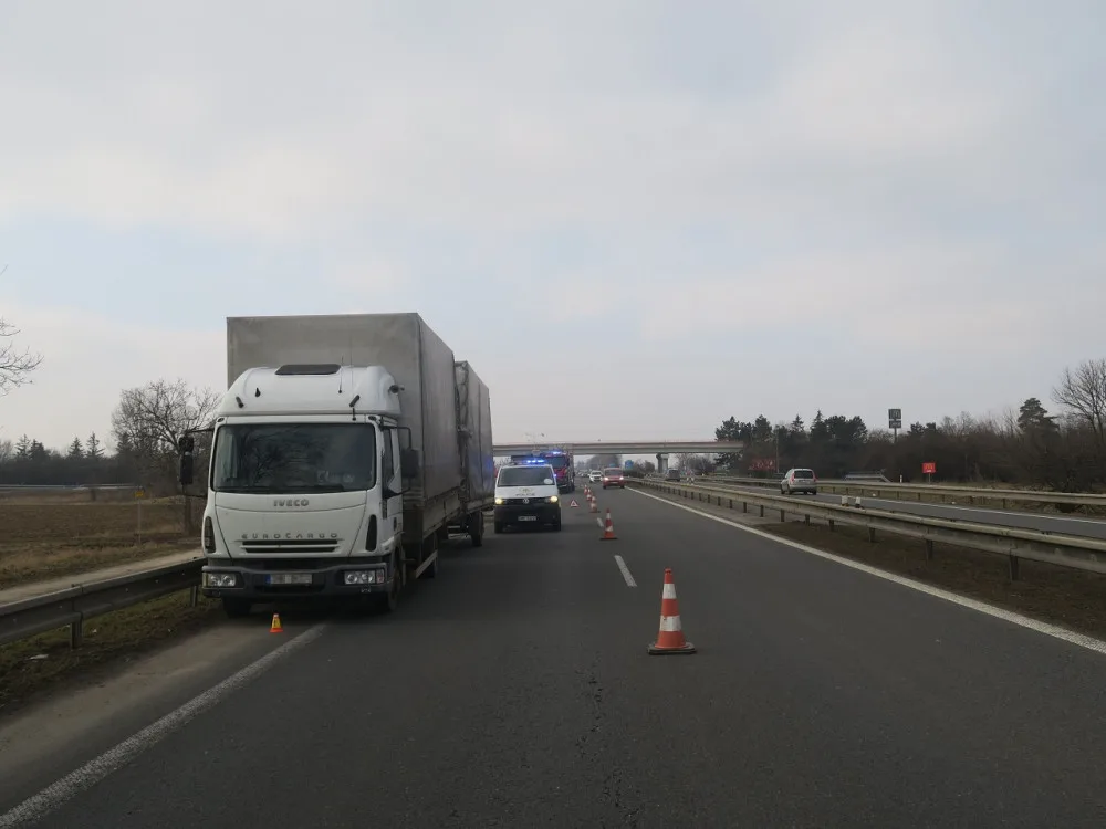 Opilému řidiči nákladního vozu se na dálnici u Unčovic utrhl přívěs. Skončil ve svodidlech