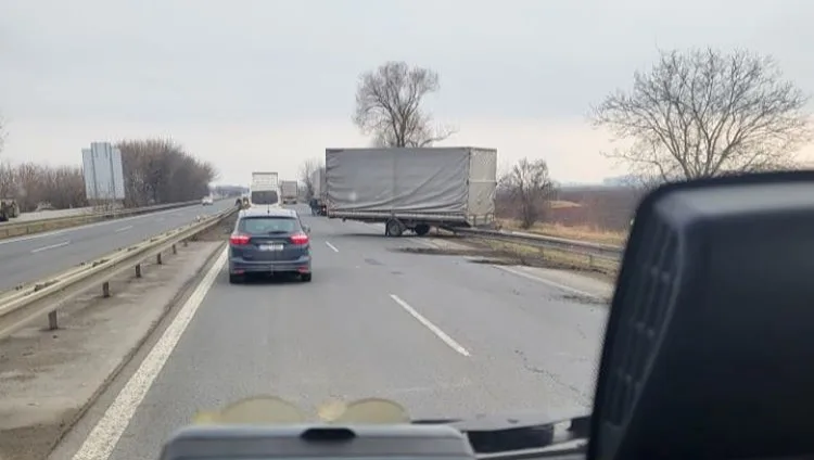 Opilému řidiči nákladního vozu se na dálnici u Unčovic utrhl přívěs. Skončil ve svodidlech