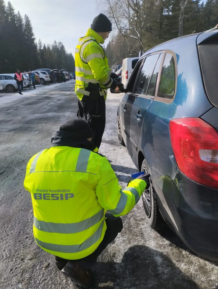 Na Skřítku dnes policisté kontrolovali zimní výbavu. Co v ní nesmí chybět?