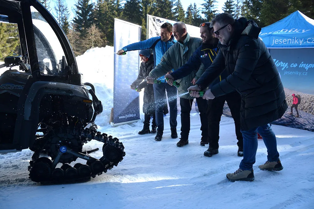 Nová čtyřkolka se během křtu zapojila i do záchranné akce