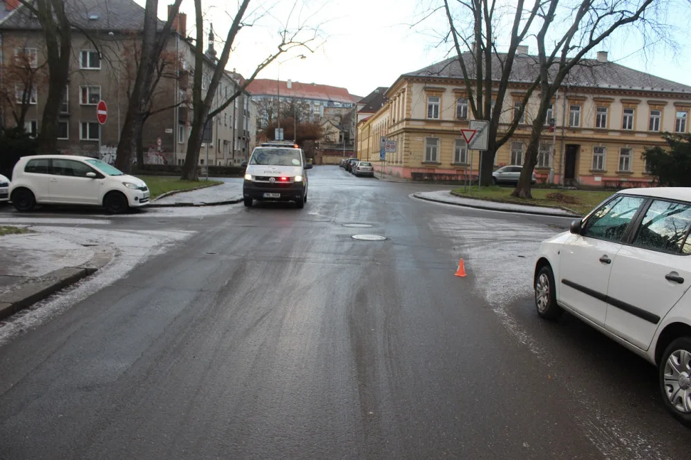 V Blahoslavově v Olomouci auto srazilo ženu. Policie pátrá po řidiči, který ujel