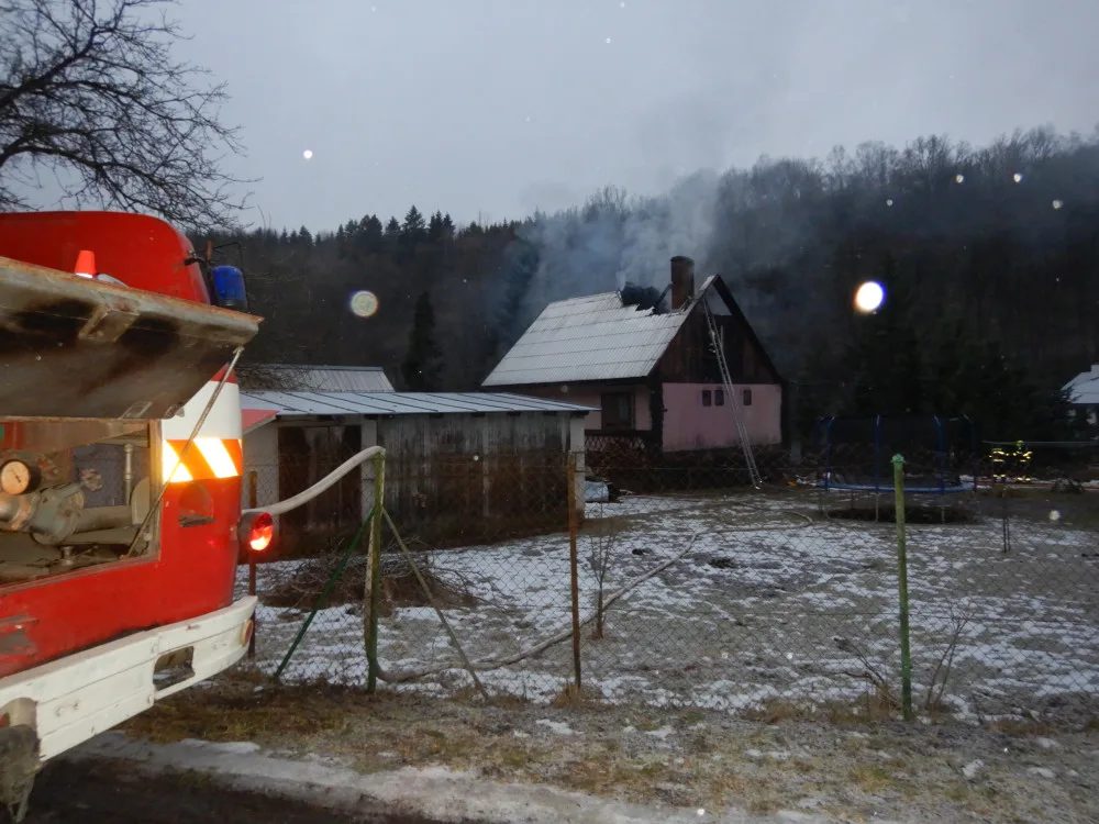 V Bedřichově na Šumpersku hořela střecha a podkroví rodinného domu, škoda bude přes milion