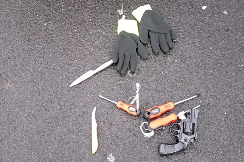 Strážnici u muže našli šroubováky, nože i maketu revolveru