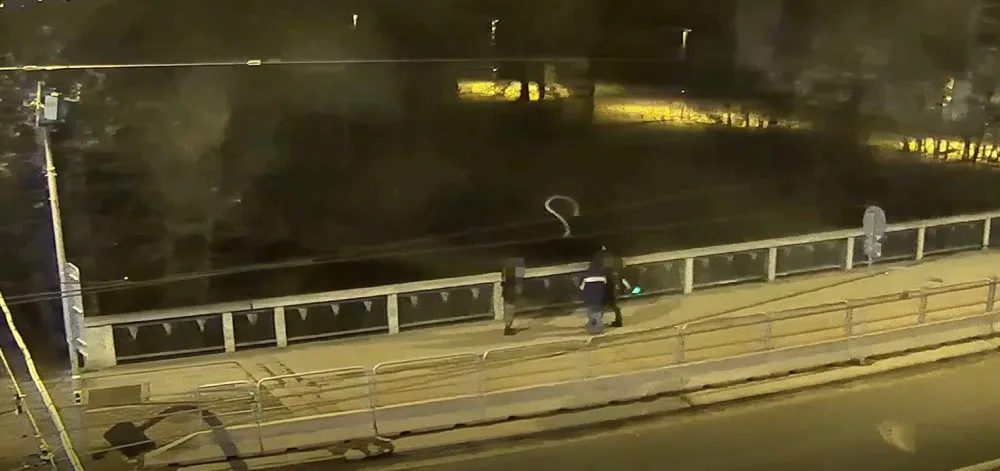 VIDEO: Rozjaření mladíci hodili nad ránem do Mlýnského potoka elektrokoloběžku. Zachytily je kamery