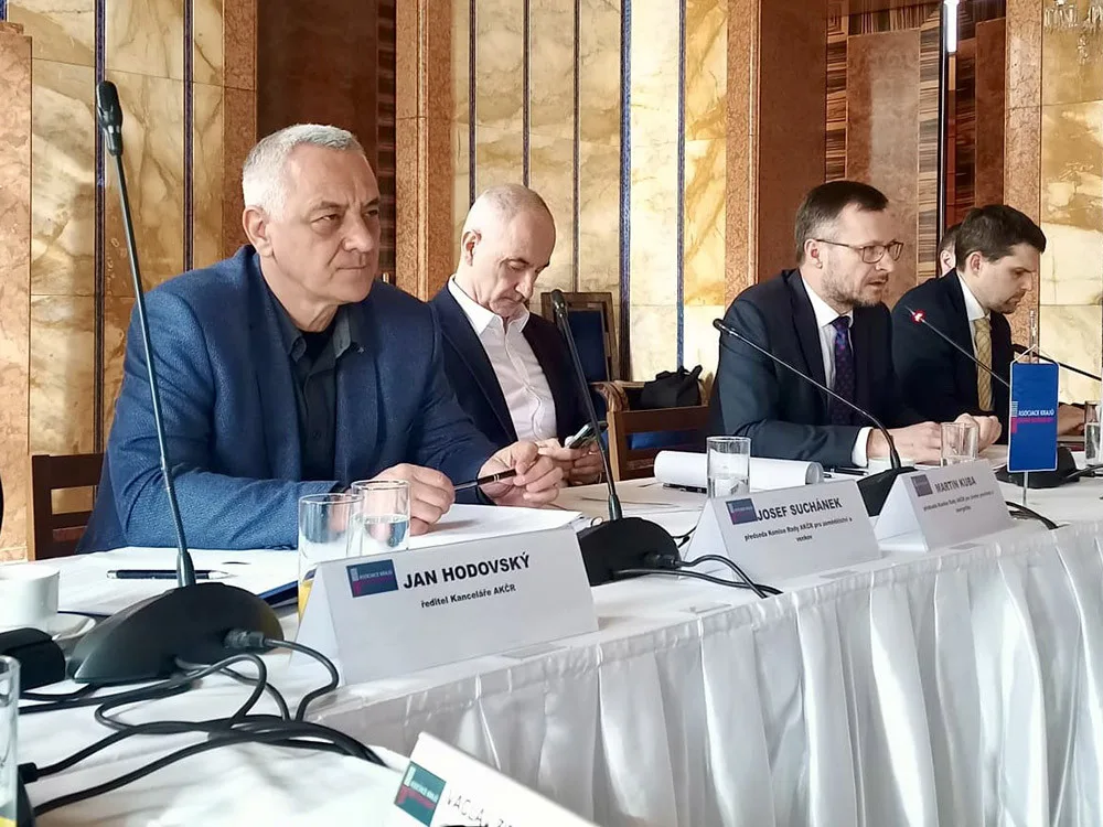 Hejtman Olomouckého kraje Josef Suchánek (vlevo) kritizuje rozhodnutí Prostějova