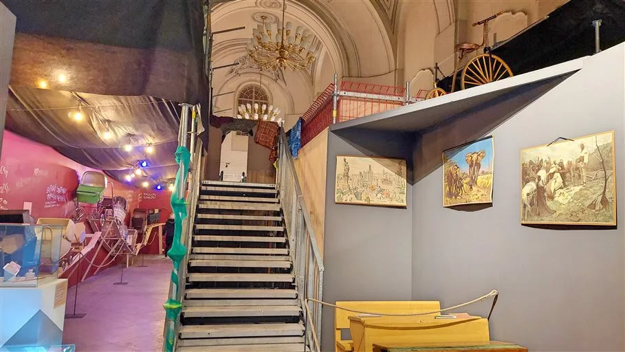 Vlastivědné muzeum znovu otevírá výstavu Dětský svět. Praskliny ve stropě zabezpečilo sítěmi