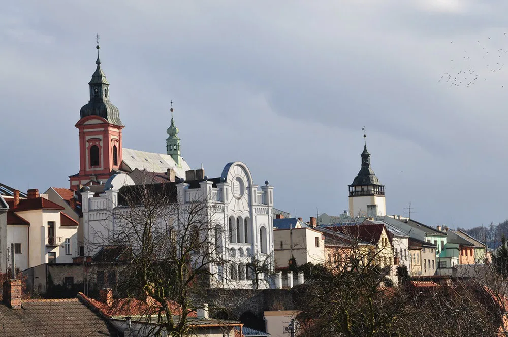 Věz hranické staré radnice (napravo) je v havarijním stavu