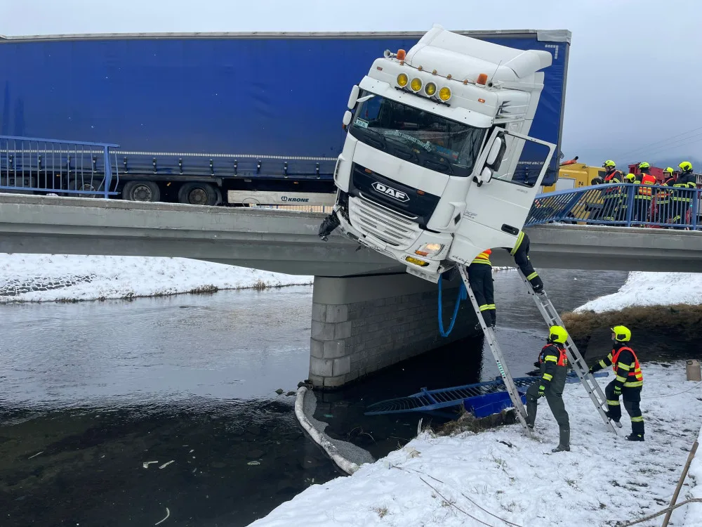 V Mikulovicích zůstal kamion s nákladem viset nad řekou. Hlavní tah do Polska je uzavřený