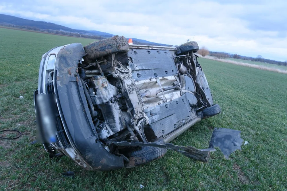Mladík ujížděl před policisty v autě, které mu nepatřilo, dvoustovkou. Skončil v kotrmelcích v poli