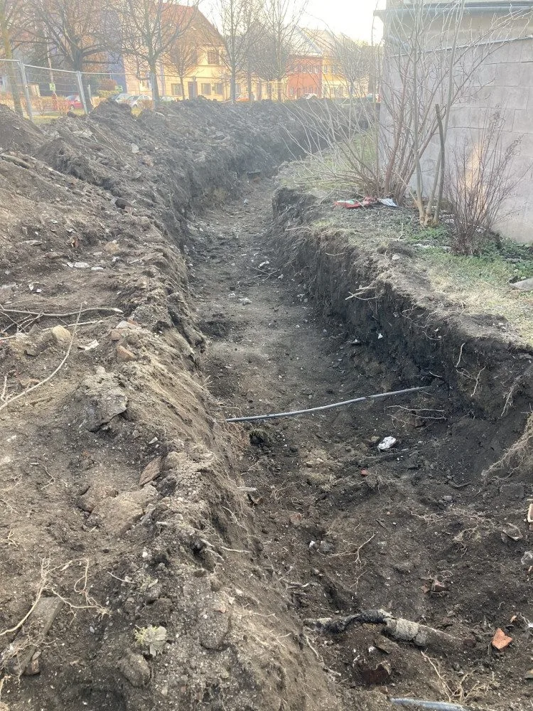 Dělník překopl krumpáčem vysokonapěťový kabel. Přes pět tisíc domácností ze Šternberka bylo bez elektřiny