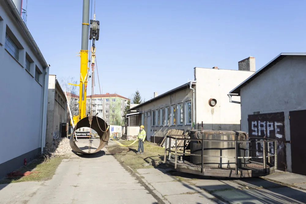 Konec komínu Jaromír. V Uničově odborníci z obřího jeřábu rozebírají vysokou stavbu