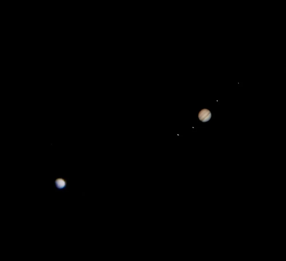 Lidé fotografovali nevšední úkaz nad Olomoucí, konjukci Venuše a Jupiteru. Vidět bude i dnes večer