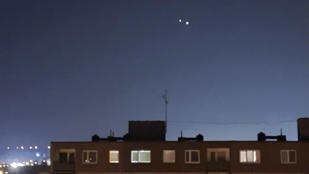 Lidé fotografovali nevšední úkaz nad Olomoucí, konjukci Venuše a Jupiteru. Vidět bude i dnes večer