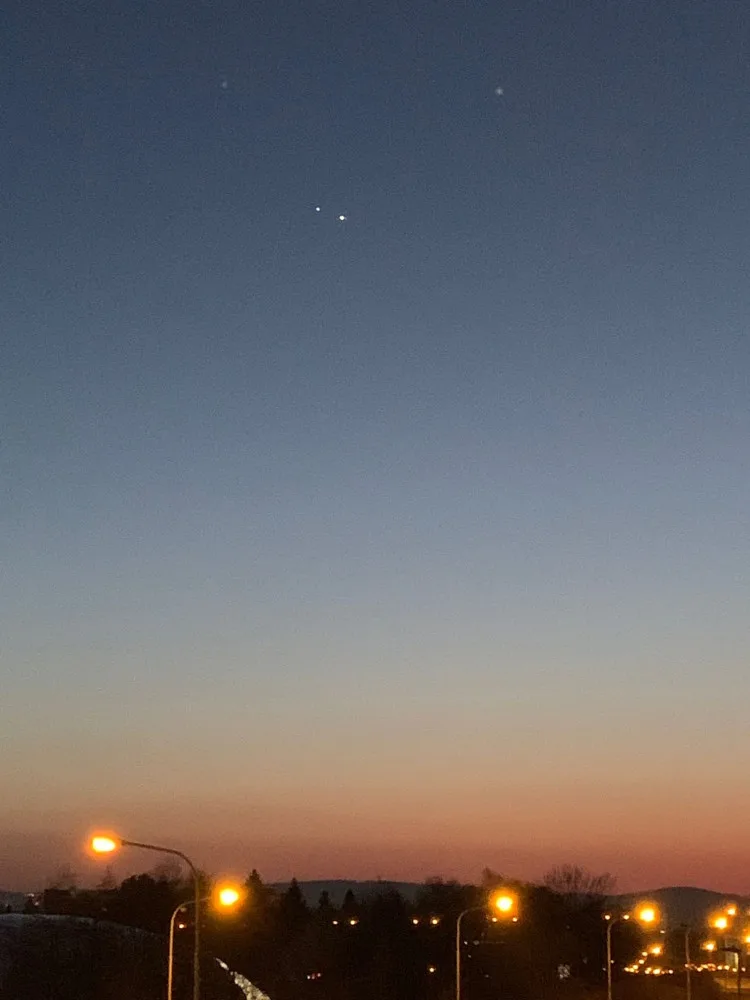 Lidé fotografovali nevšední úkaz nad Olomoucí, konjukci Venuše a Jupiteru. Vidět bude i dnes večer