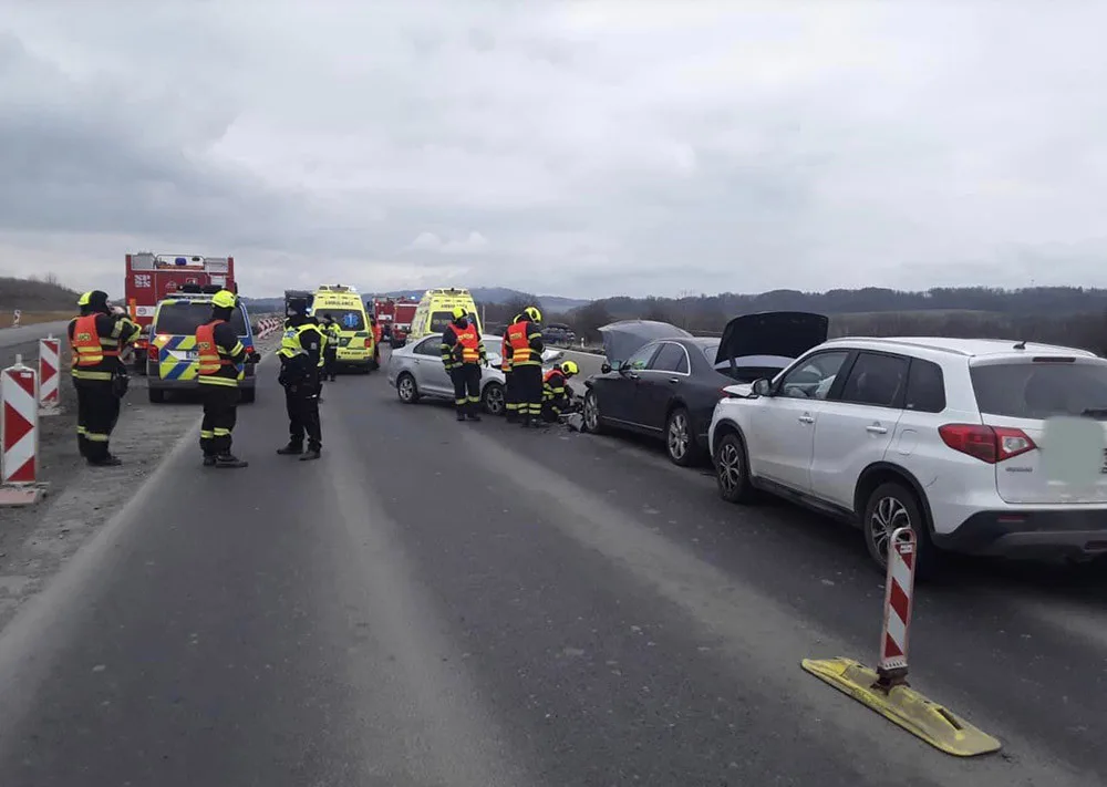 Při nehodě tří aut na D48 u Bělotína se zranilo pět lidí
