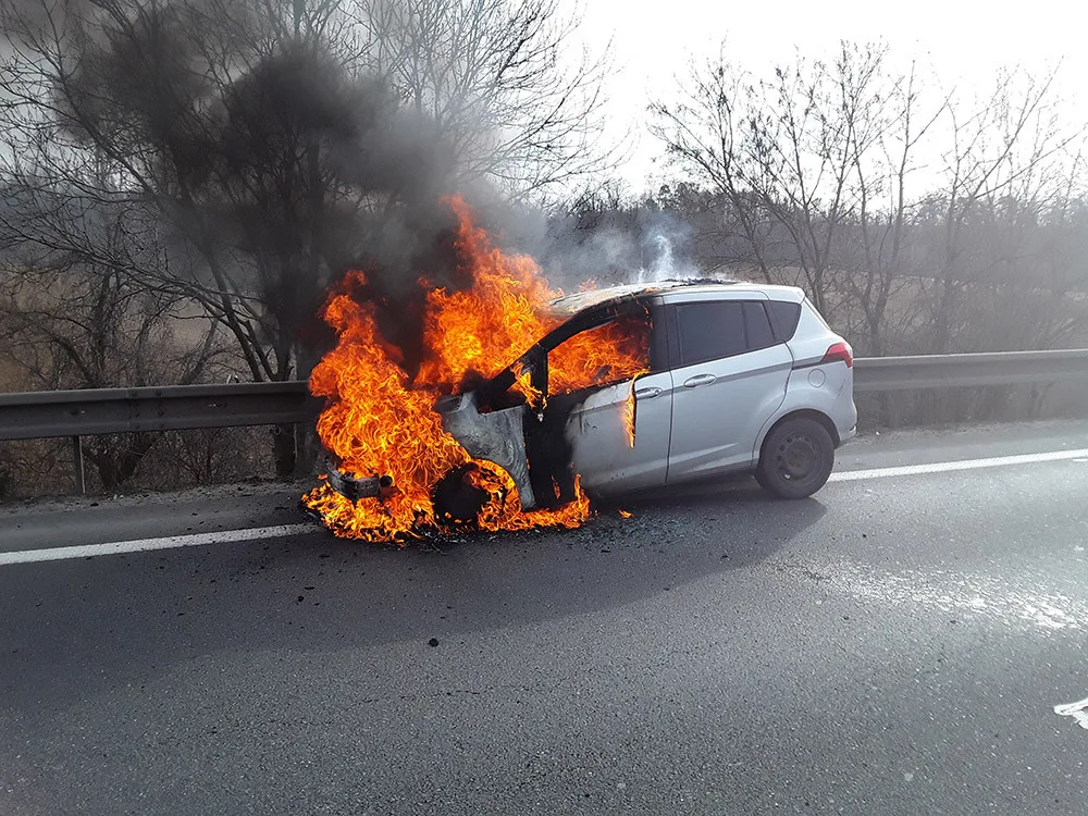Provoz na D46 u Prostějova zkomplikoval požár auta