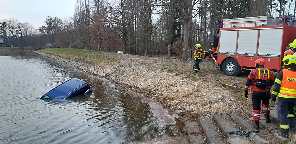 Mladý řidič předjížděl v nevhodný moment, s autem skončil v rybníku