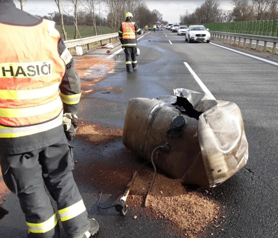 Nákladní vůz sestřelil na dálnici u Mladče dodávku silničářů. Na místě je i speciální kontejner na ropné havárie