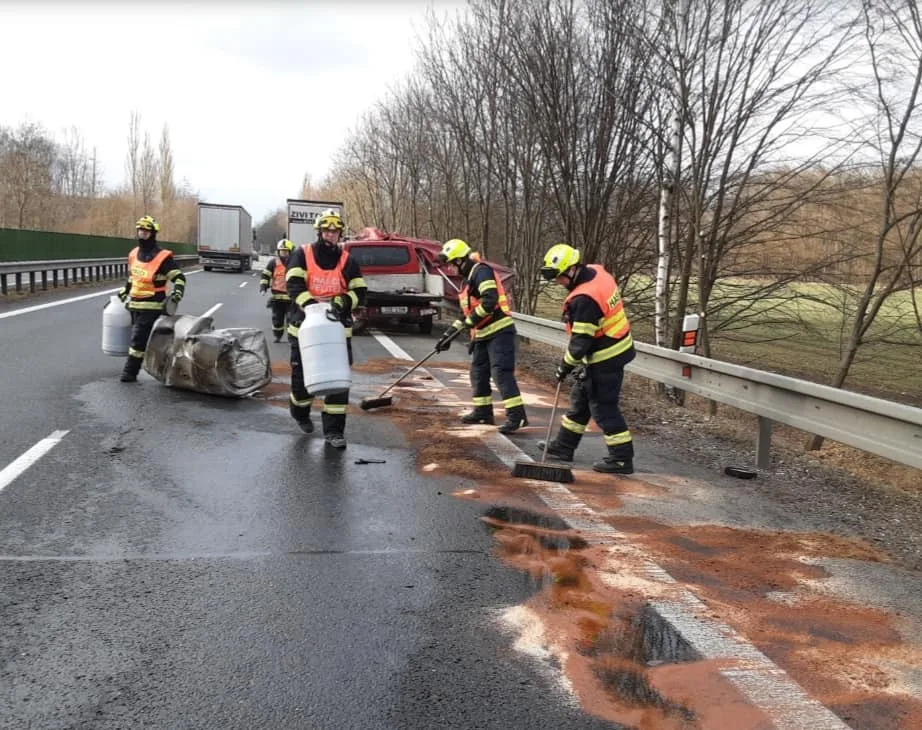 Nákladní vůz sestřelil na dálnici u Mladče dodávku silničářů. Na místě je i speciální kontejner na ropné havárie