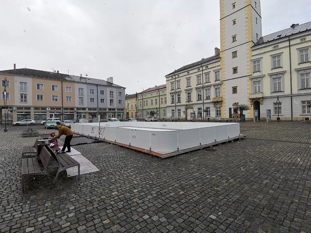 Před litovelskou radnicí bylo lidem měsíc zdarma k dispozici kluziště s umělým ledem