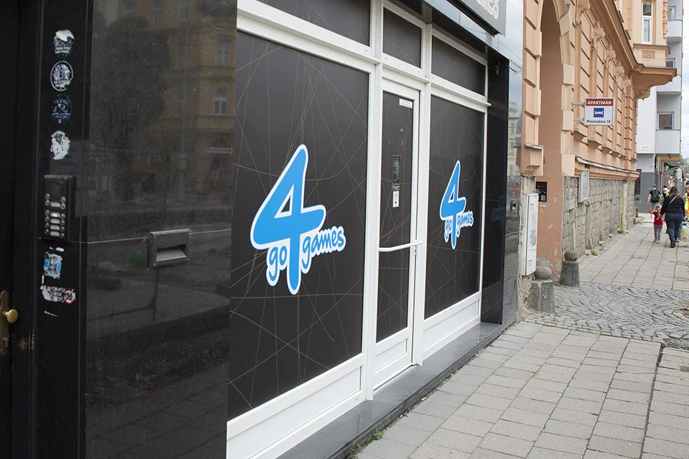Herna na Masarykově třídě, kde dvaasedmdesátiletý recidivista střílel na pracovnici podniku