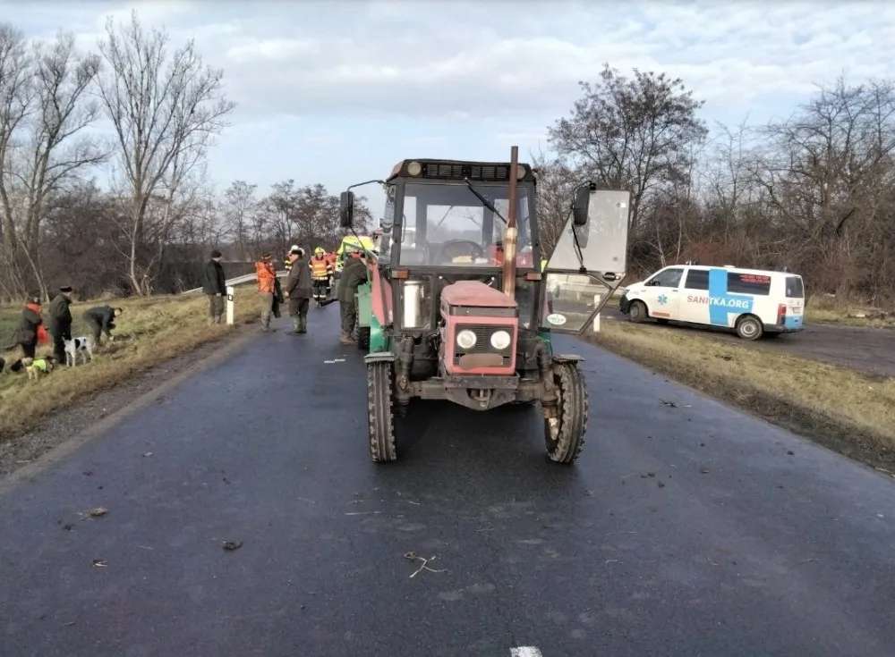 Policie uzavřela předsilvestrovskou nehodu bavoráku a traktorové vlečky s myslivci