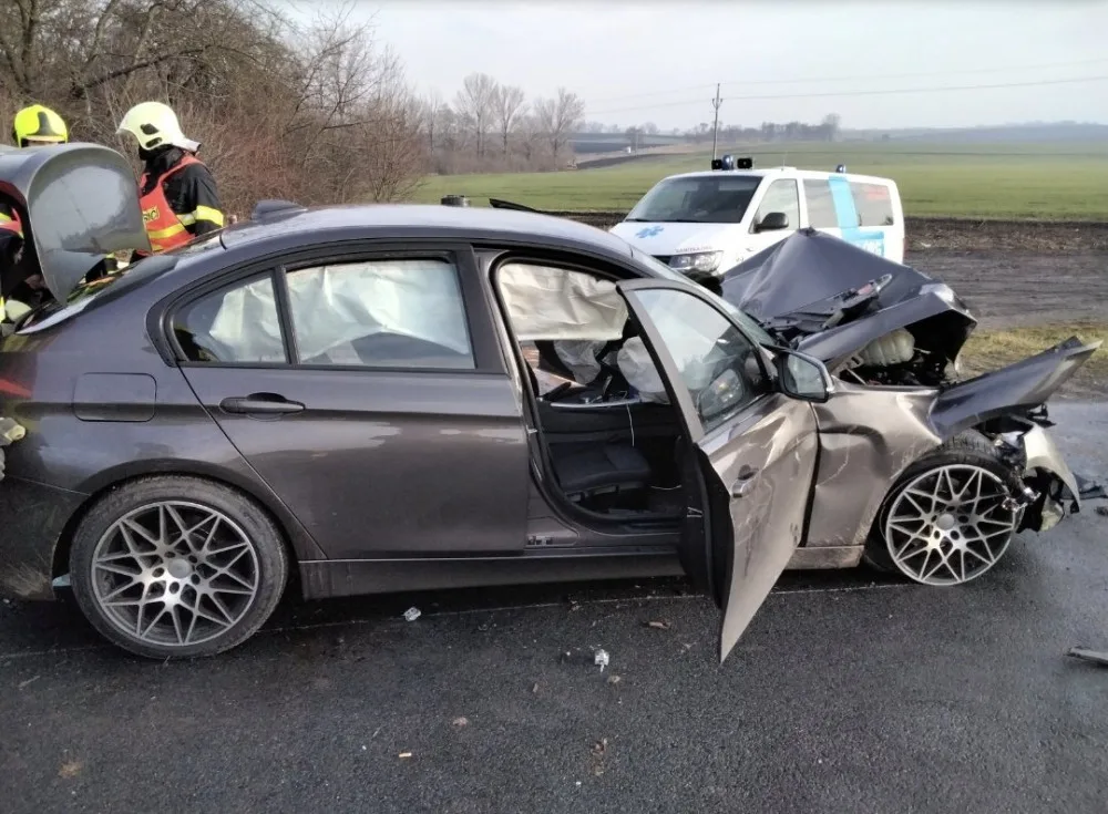 Policie uzavřela předsilvestrovskou nehodu bavoráku a traktorové vlečky s myslivci